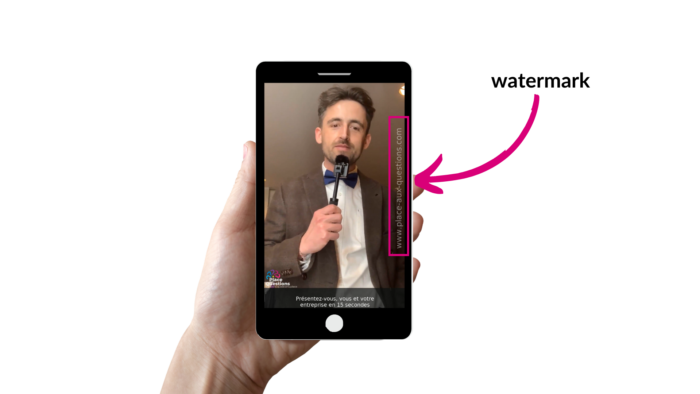 Main tenant smartphone watermark Place aux Questions