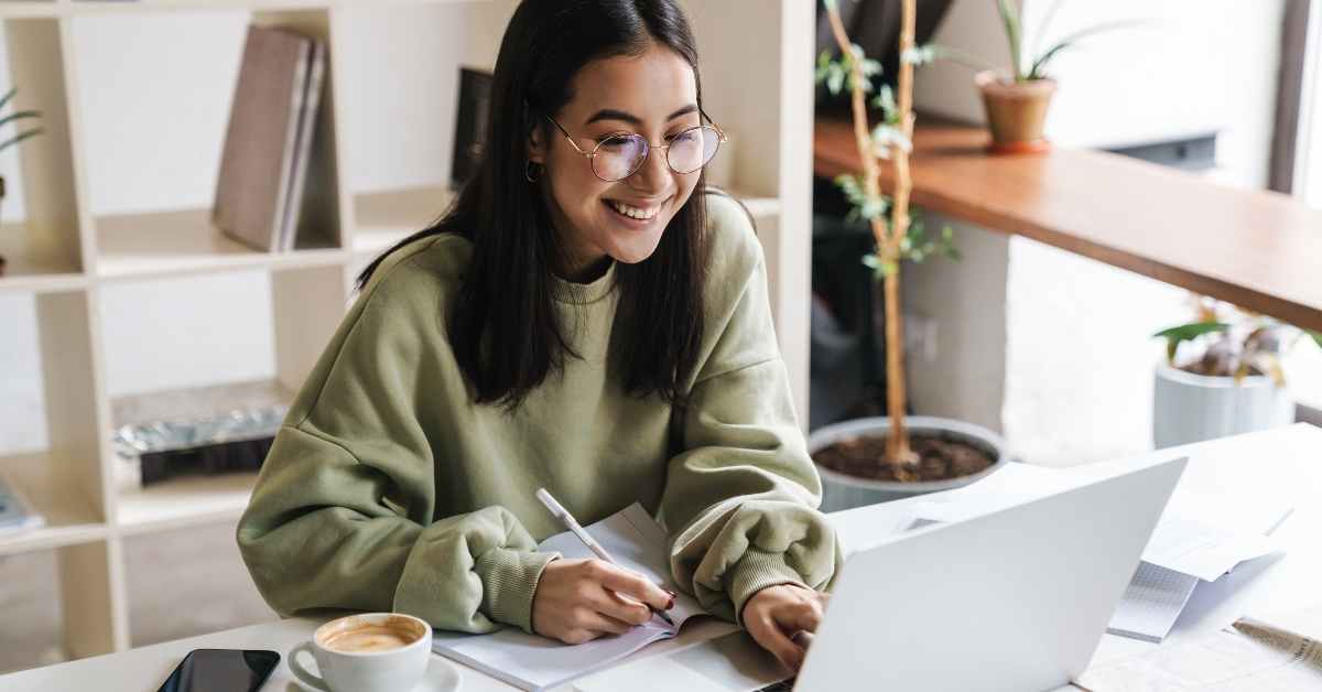 Jeune femme travaillant devant un ordinateur